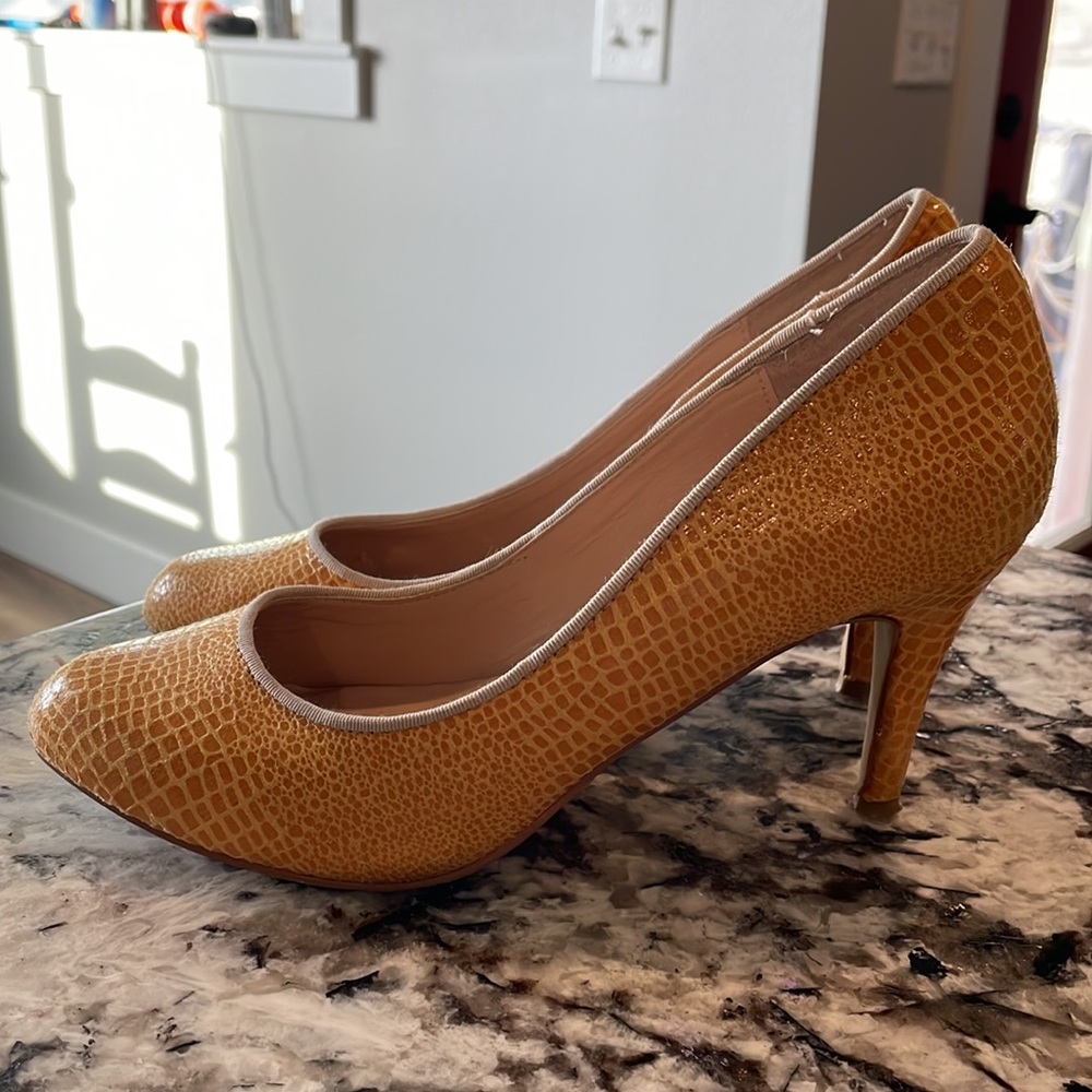 Marco Santi, yellow tortious, high heels